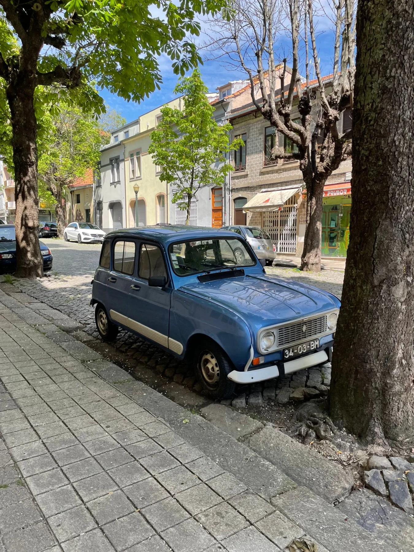 Automóvel clássico azul estacionado numa rua do Porto